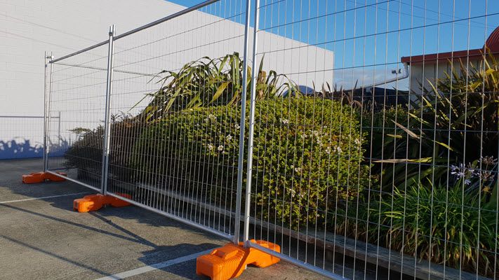 temp fence with plastic feet