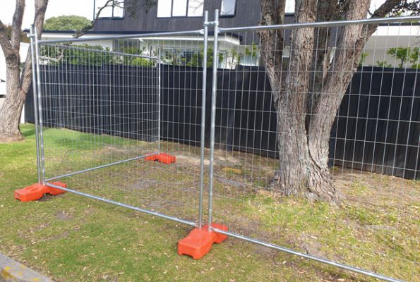 temp fence with plastic feet